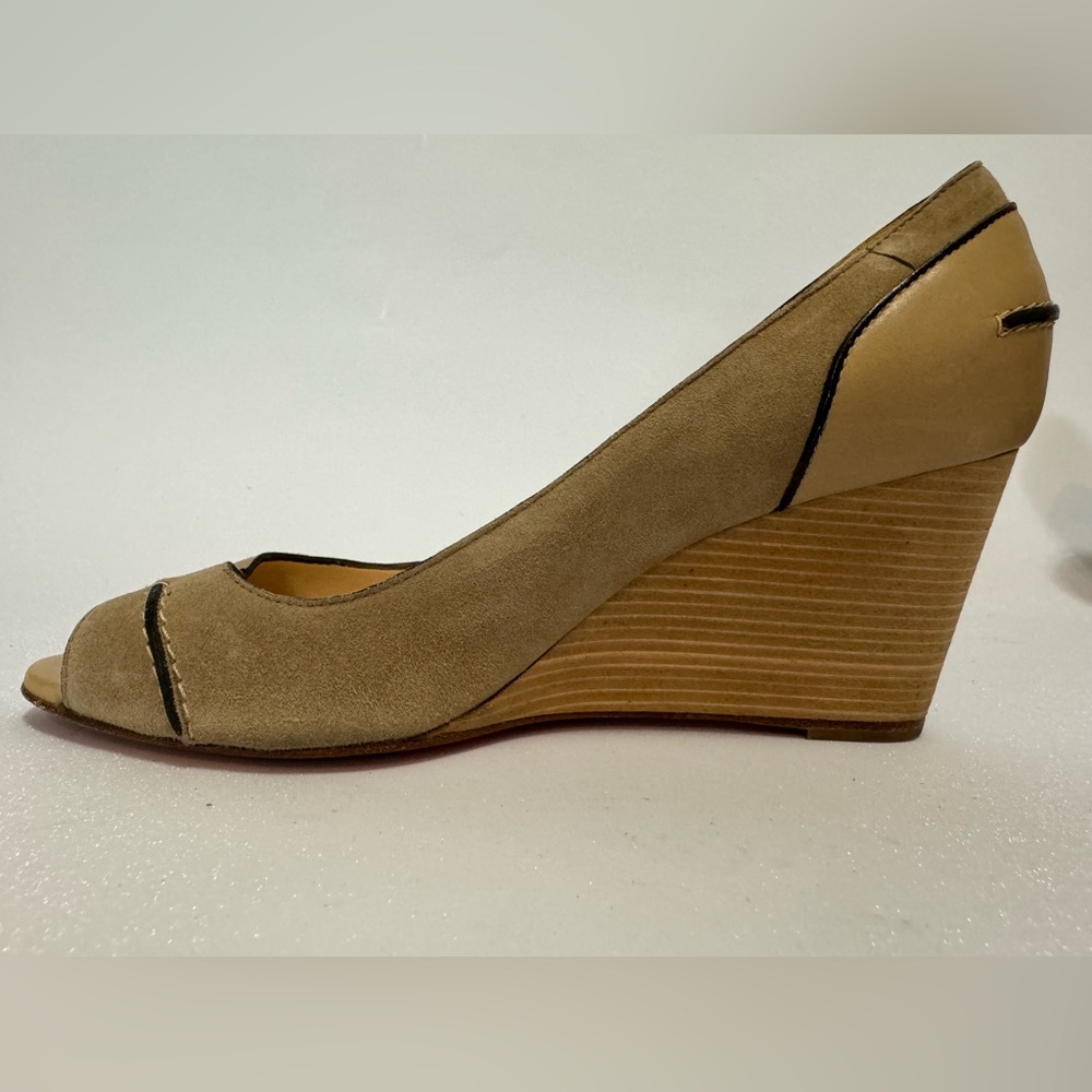 $795 Christian Louboutin Tan Beige Suede Wedge Heel Peep-toe Shoes 35.5 PREOWNED